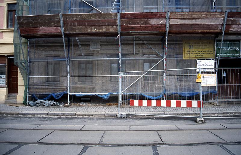 Dresden-Pieschen, Bürgerstr. 15, Mai 1996.jpg - Der ganze Putz mit Schrift  wurde 1996 abgeschlagen.